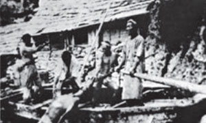 Compañía Pesquera deTakeshima,
alrededor de 1909.( Foto: De "Estudio
Histórico-Geográfico de Takeshima"
por Kenzo Kawakami; Kokon Shoin)